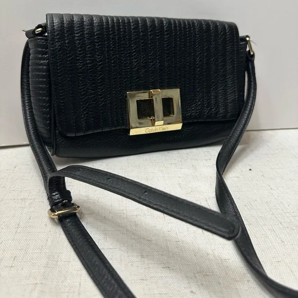 💜Calvin Klein Black Quilted Shoulder Bag with Gold-Tone Accent - Picture 1 of 9
